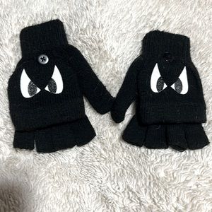 Spooky glittens 👀